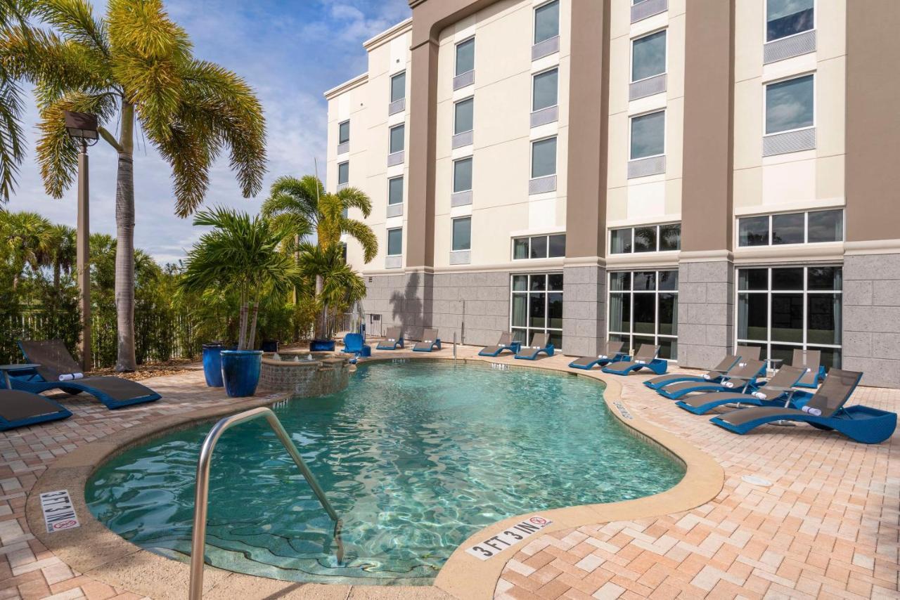 Hampton Inn & Suites Fort Myers-Colonial Boulevard Экстерьер фото